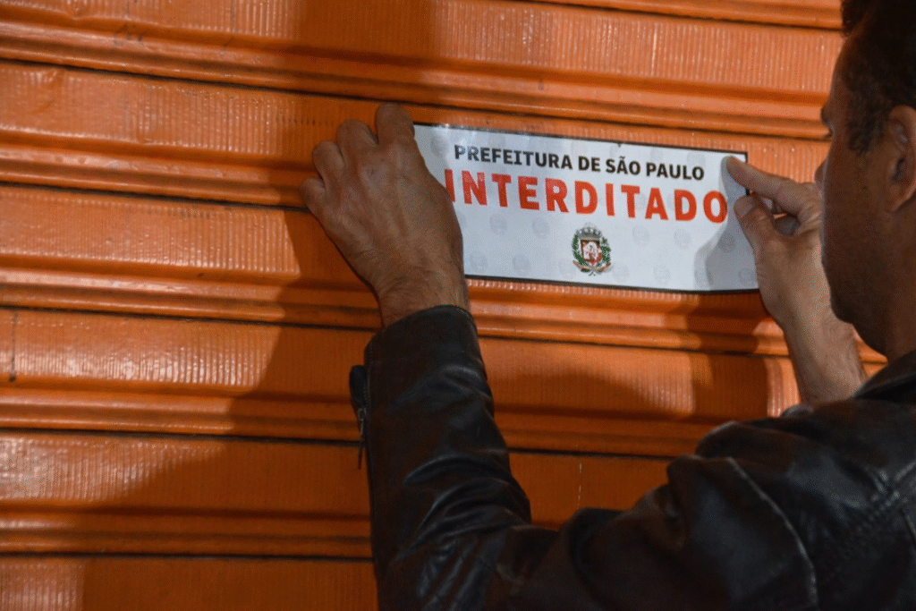 Profissional analisando laudo de avaliação de imóvel em ambiente corporativo moderno