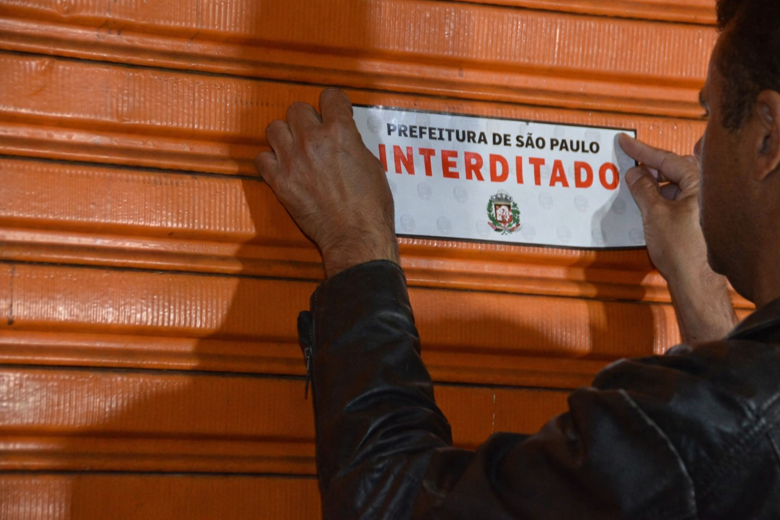 Profissional analisando laudo de avaliação de imóvel em ambiente corporativo moderno